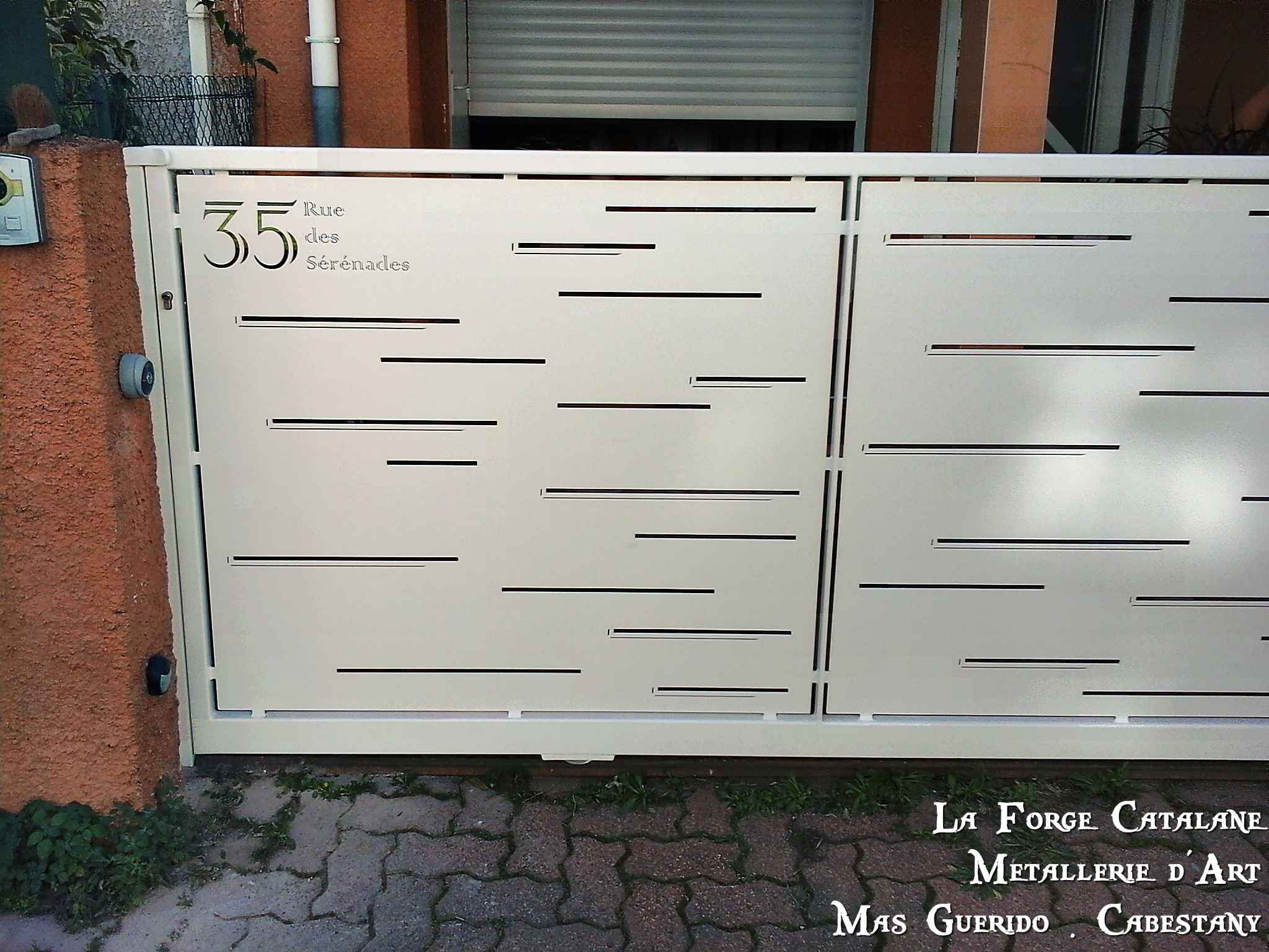 portail coulissant decoupe laser avec numero integre thermolaquage blanc forge catalane.jpg